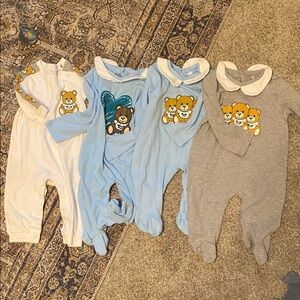 Set of baby’s clothes